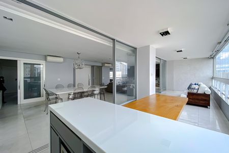 Apartamento para alugar com 178m², 2 quartos e 4 vagasVaranda