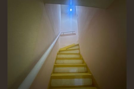 Casa à venda com 250m², 3 quartos e 2 vagas Casa à venda com 250m², 3 quartos e 2 vagasEscada