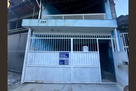 Casa à venda com 250m², 3 quartos e 2 vagas Casa à venda com 250m², 3 quartos e 2 vagasFachada