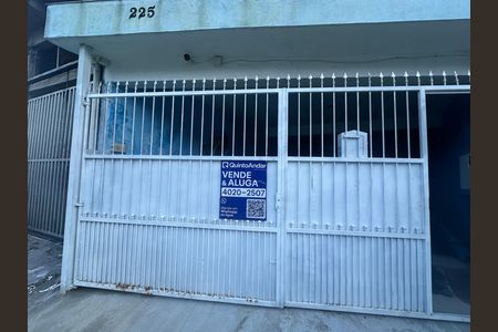 Casa à venda com 250m², 3 quartos e 2 vagas Casa à venda com 250m², 3 quartos e 2 vagasFachada
