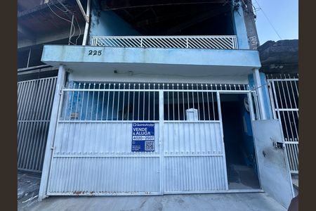 Casa à venda com 250m², 3 quartos e 2 vagas Casa à venda com 250m², 3 quartos e 2 vagasFachada