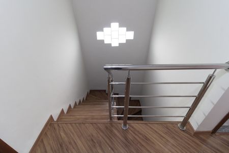 Casa à venda com 130m², 2 quartos e 2 vagas Casa à venda com 130m², 2 quartos e 2 vagasEscada