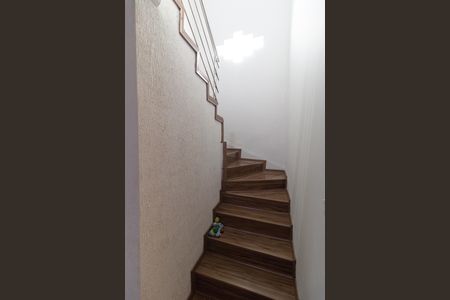 Casa à venda com 130m², 2 quartos e 2 vagas Casa à venda com 130m², 2 quartos e 2 vagasEscada