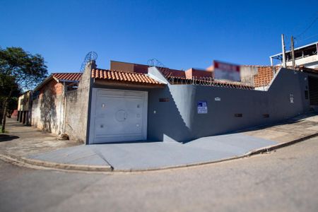 Casa para alugar com 196m², 3 quartos e 3 vagas Casa para alugar com 196m², 3 quartos e 3 vagasFachada