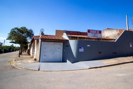 Casa para alugar com 196m², 3 quartos e 3 vagas Casa para alugar com 196m², 3 quartos e 3 vagasFachada