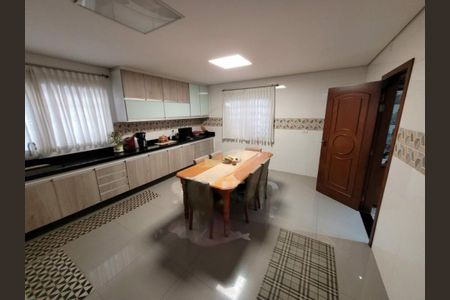 Casa à venda com 240m², 3 quartos e 8 vagas