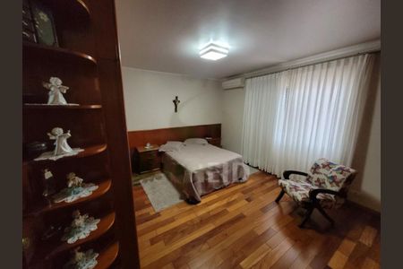 Casa à venda com 240m², 3 quartos e 8 vagas