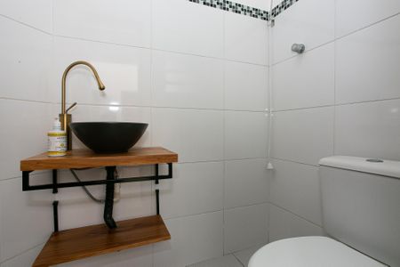 Casa para alugar com 218m², 2 quartos e 1 vaga Casa para alugar com 218m², 2 quartos e 1 vagaBanheiro de Serviço