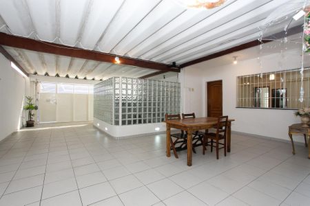Casa para alugar com 250m², 2 quartos e 3 vagas Casa para alugar com 250m², 2 quartos e 3 vagasÁrea Externa
