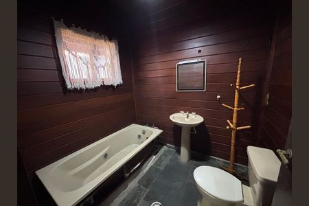Casa para alugar com 173m², 5 quartos e 6 vagasBanheiro suíte 