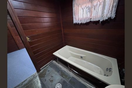 Casa para alugar com 173m², 5 quartos e 6 vagasBanheiro suíte 