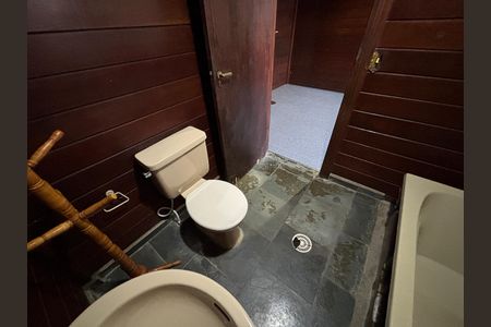 Casa para alugar com 173m², 5 quartos e 6 vagasBanheiro suíte 