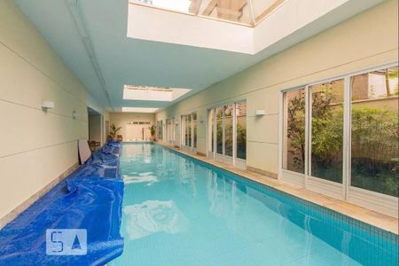 Apartamento para alugar com 197m², 3 quartos e 4 vagas Apartamento para alugar com 197m², 3 quartos e 4 vagasÁrea comum - Piscina