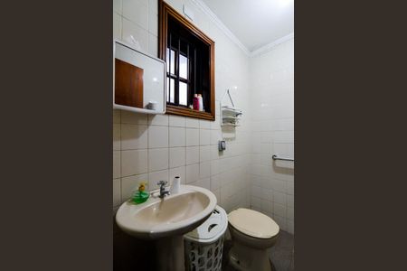 Casa à venda com 340m², 6 quartos e 4 vagasBanheiro do quarto de hóspedes 