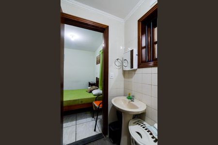 Casa à venda com 340m², 6 quartos e 4 vagasBanheiro do quarto de hóspedes 