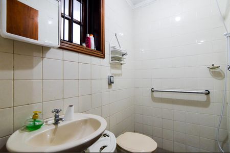 Casa à venda com 340m², 6 quartos e 4 vagasBanheiro do quarto de hóspedes 