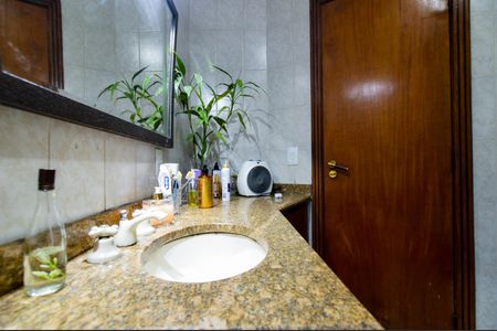 Casa à venda com 340m², 6 quartos e 4 vagasCasa 2 - Banheiro social 
