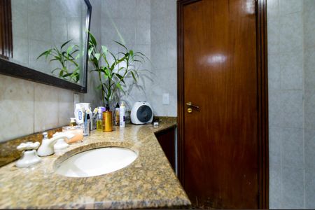 Casa à venda com 340m², 6 quartos e 4 vagasCasa 2 - Banheiro social 