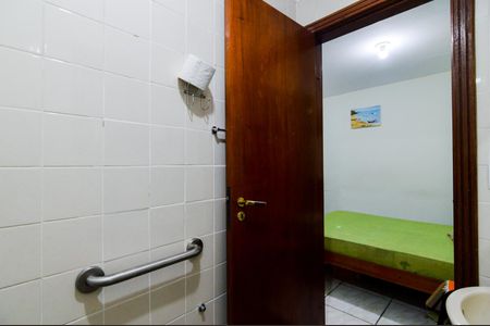 Casa à venda com 340m², 6 quartos e 4 vagasBanheiro do quarto de hóspedes 