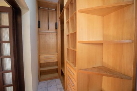 Casa para alugar com 320m², 3 quartos e 2 vagas Casa para alugar com 320m², 3 quartos e 2 vagasCLOSET E BANHEIRO DA SUÍTE