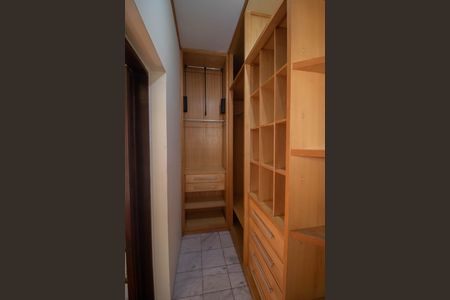 Casa para alugar com 320m², 3 quartos e 2 vagas Casa para alugar com 320m², 3 quartos e 2 vagasCLOSET E BANHEIRO DA SUÍTE