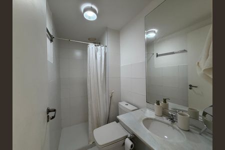 Apartamento à venda com 60m², 2 quartos e 1 vaga Apartamento à venda com 60m², 2 quartos e 1 vagaBanheiro da suíte 1 que é canadense com a sala