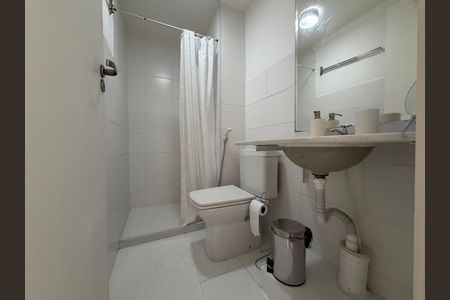 Apartamento à venda com 60m², 2 quartos e 1 vaga Apartamento à venda com 60m², 2 quartos e 1 vagaBanheiro da suíte 1 que é canadense com a sala