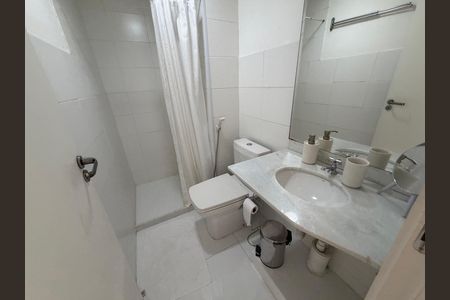 Apartamento à venda com 60m², 2 quartos e 1 vaga Apartamento à venda com 60m², 2 quartos e 1 vagaBanheiro da suíte 1 que é canadense com a sala