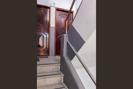 Apartamento à venda com 62m², 2 quartos e sem vaga Apartamento à venda com 62m², 2 quartos e sem vagaEscada