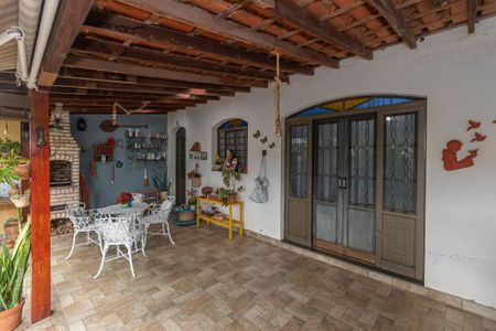 Casa à venda com 250m², 3 quartos e 4 vagas Casa à venda com 250m², 3 quartos e 4 vagasVaranda