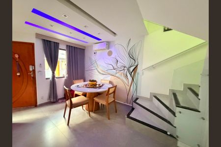 Sala de casa de condomínio à venda com 2 quartos, 120m² em Jacarepaguá, Rio de Janeiro