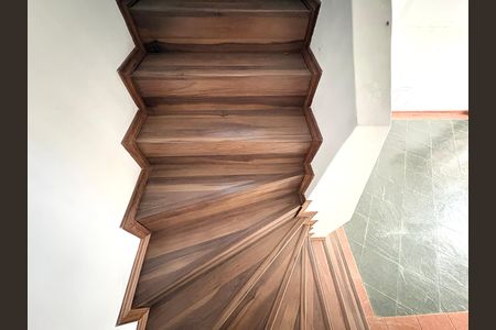 Casa à venda com 150m², 3 quartos e 1 vaga Casa à venda com 150m², 3 quartos e 1 vagaEscada