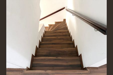 Casa à venda com 150m², 3 quartos e 1 vaga Casa à venda com 150m², 3 quartos e 1 vagaEscada