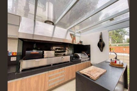 Casa à venda com 4 quartos, 300m² em Vila Sofia, São Paulo