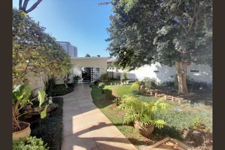 Casa à venda com 240m², 3 quartos e 4 vagas