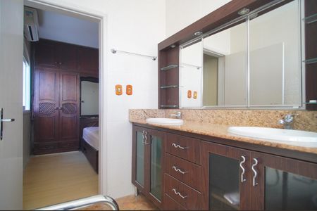 Casa à venda com 300m², 3 quartos e 5 vagasBanheiro da Suíte