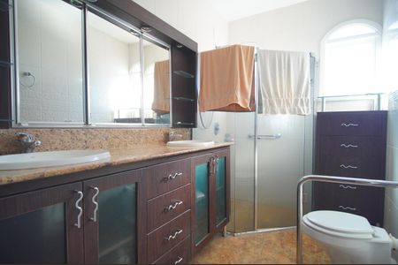Casa à venda com 300m², 3 quartos e 5 vagasBanheiro da Suíte