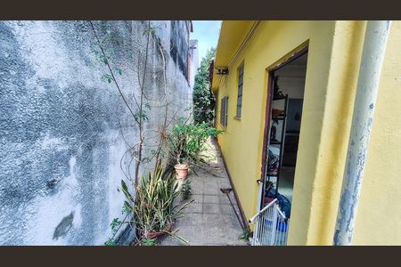 Casa para alugar com 360m², 4 quartos e 3 vagas Casa para alugar com 360m², 4 quartos e 3 vagasCorredor lateral da casa