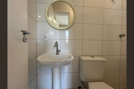 Casa de condomínio para alugar com 195m², 4 quartos e 2 vagas Casa de condomínio para alugar com 195m², 4 quartos e 2 vagasBanheiro área de serviço