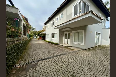 Casa de condomínio para alugar com 195m², 4 quartos e 2 vagas Casa de condomínio para alugar com 195m², 4 quartos e 2 vagasFachada