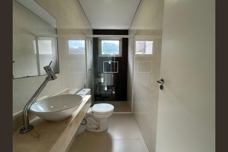 Casa de condomínio para alugar com 195m², 4 quartos e 2 vagas Casa de condomínio para alugar com 195m², 4 quartos e 2 vagasBanheiro suíte 3