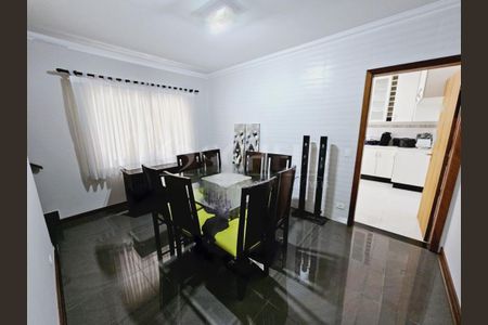 Casa à venda com 220m², 4 quartos e 4 vagas