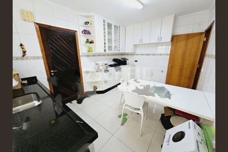 Casa à venda com 220m², 4 quartos e 4 vagas