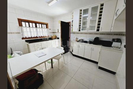 Casa à venda com 220m², 4 quartos e 4 vagas