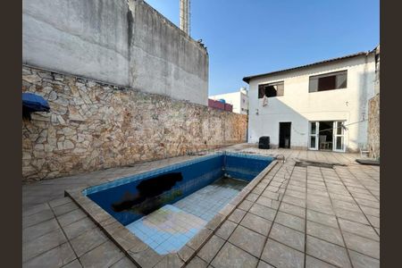 Casa à venda com 180m², 3 quartos e 8 vagas