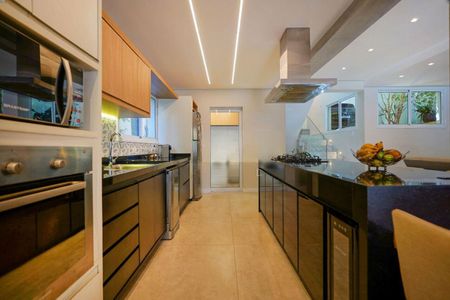 Casa à venda com 260m², 4 quartos e 3 vagas