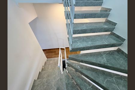Casa para alugar com 170m², 3 quartos e 3 vagas Casa para alugar com 170m², 3 quartos e 3 vagasEscada para os Quartos