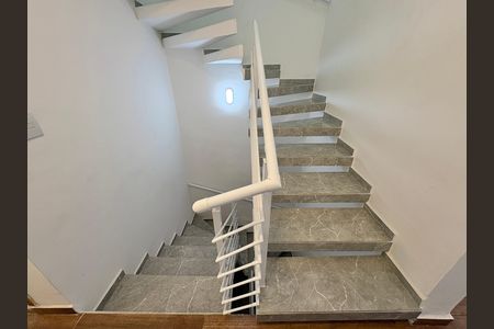 Casa para alugar com 170m², 3 quartos e 3 vagas Casa para alugar com 170m², 3 quartos e 3 vagasEscada para os Quartos