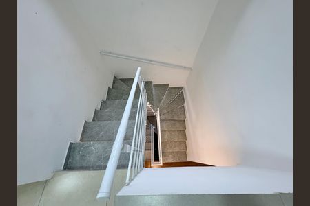 Casa para alugar com 170m², 3 quartos e 3 vagas Casa para alugar com 170m², 3 quartos e 3 vagasEscada para os Quartos