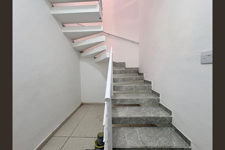 Casa para alugar com 170m², 3 quartos e 3 vagas Casa para alugar com 170m², 3 quartos e 3 vagasEscada para Garagem